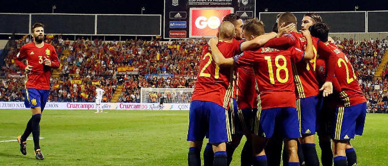 La selección española celebra uno de los goles ante Albania.