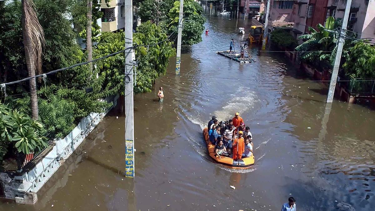 Archivo - Imagen de archivo de operaciones de rescate por inundaciones en India