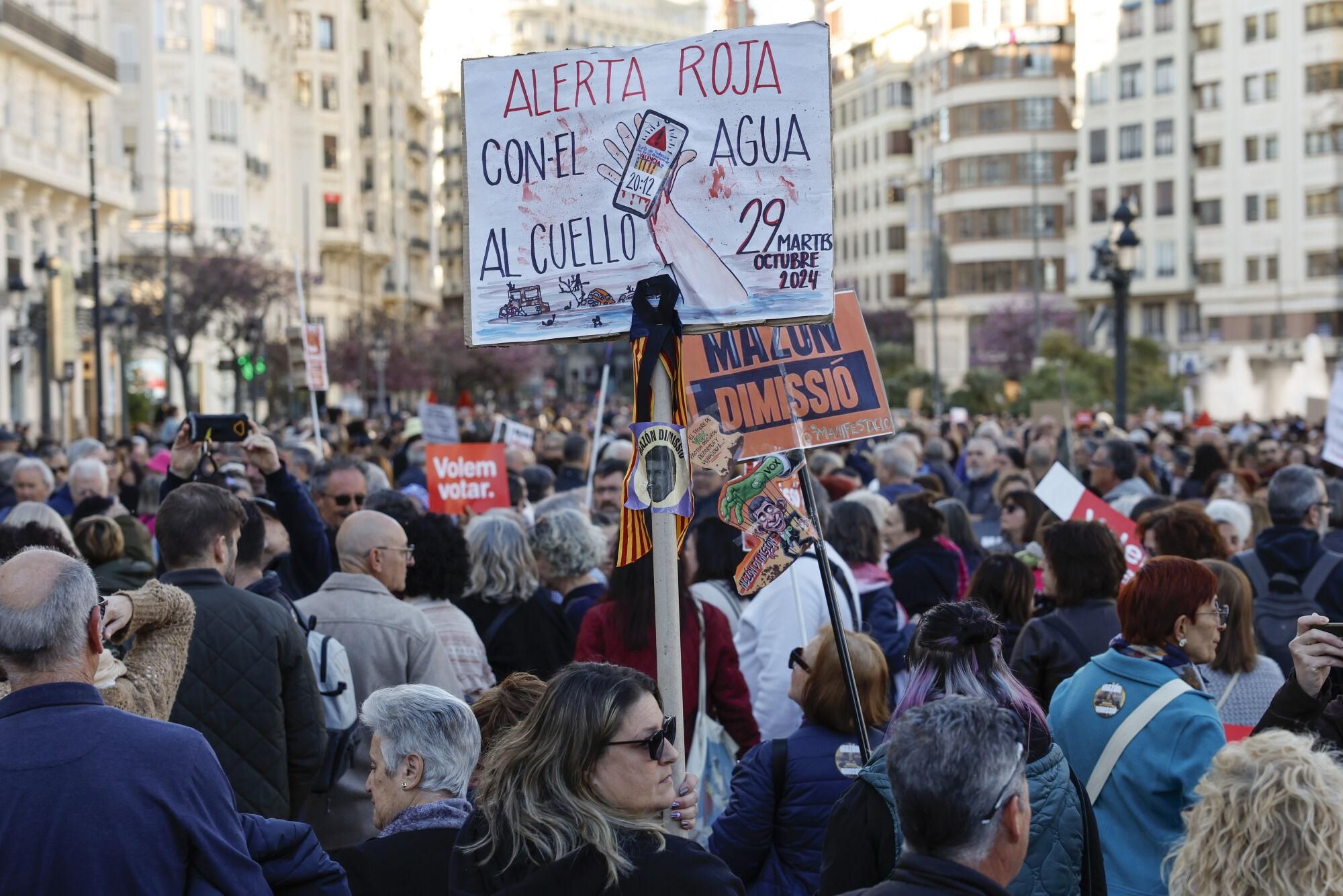 VALENCIA, 29/03/2025.- Sexta manifestación en la ciudad de València para reclamar la dimisión del president de la Generalitat Valenciana, Carlos Mazón, por su gestión de la dana del pasado 29 de octubre, este sábado, día en que se cumplen cinco meses de la catástrofe. EFE/ Ana Escobar