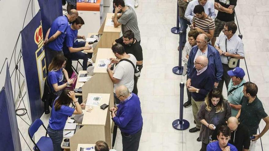 Los aficionados del Oviedo esperan para sacar su abono para la próxima temporada.