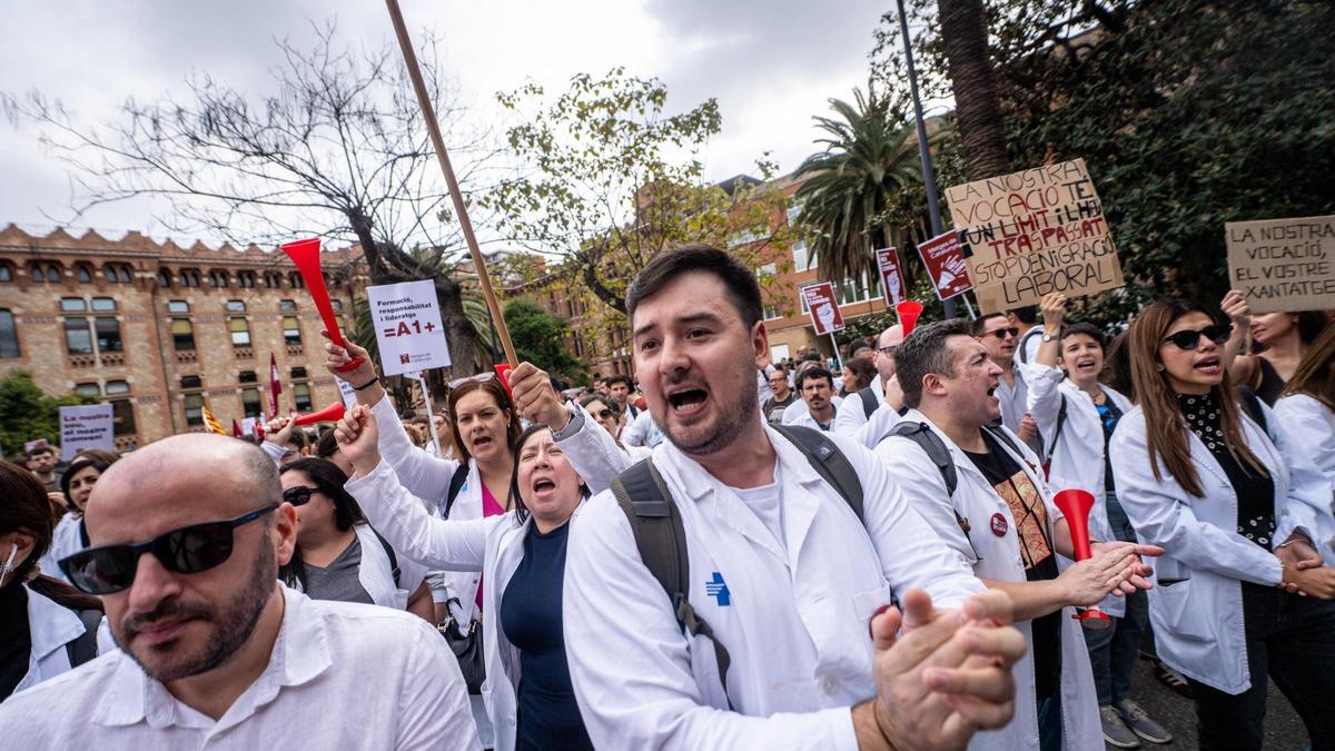 El 38% de los médicos jóvenes recurre a ansiolíticos y alcohol para combatir el agotamiento emocional