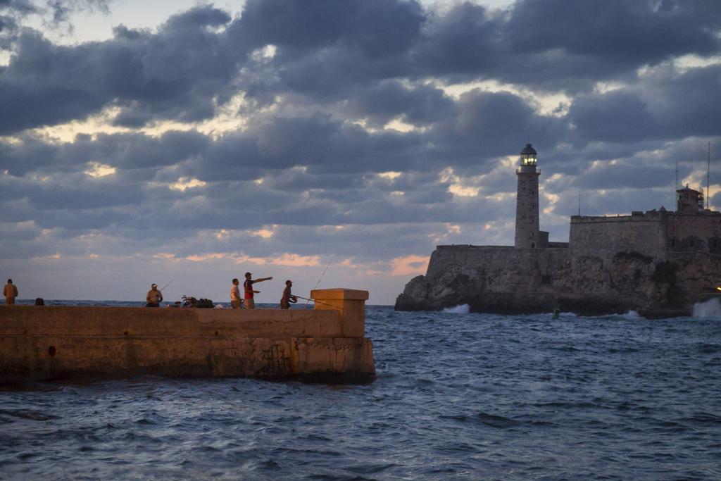 Faro del Castillo del Morro y el Malecon de La Habana