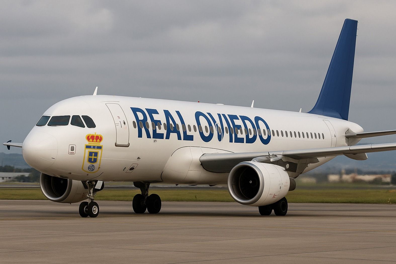 En imágenes: así fue la despedida de la afición azul al Real Oviedo en el Aeropuerto de Asturias