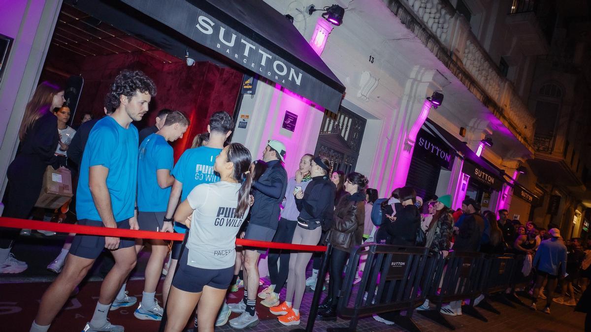 Colas en mallas en la puerta del Sutton, durante la primera fiesta runner de masas de Gravity Run.