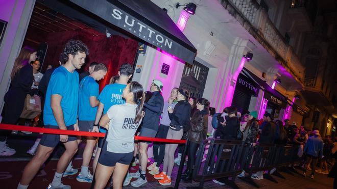 Colas en mallas en la puerta del Sutton, durante la primera fiesta runner de masas de Gravity Run.