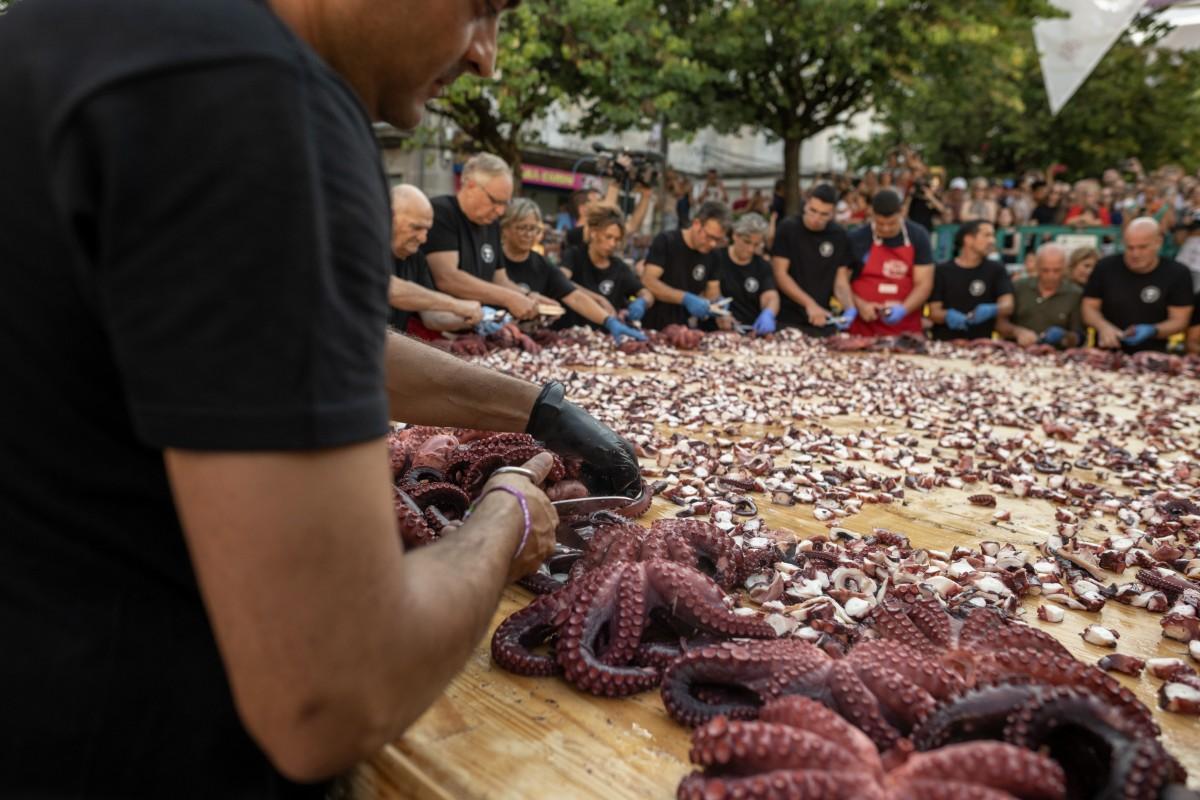 La tapa más grande de pulpo en la Praza Maior de O Carballiño