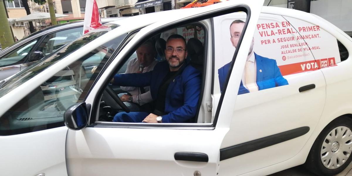 Benlloch no ha dudado en ponerse al volante del coche vinilado con el que han hecho campaña en los últimos cinco días.