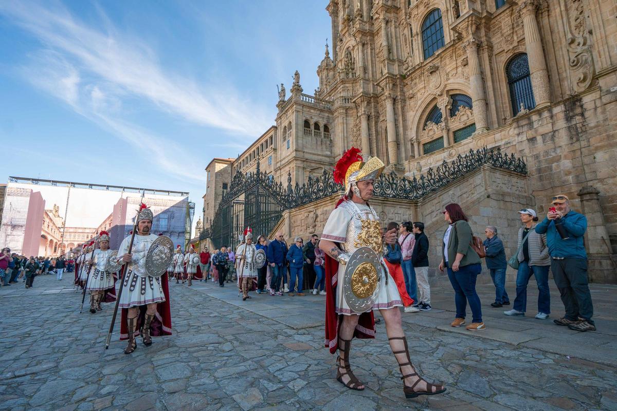 Santiago vive la Pascua con la procesión del Cristo Resucitado y el encuentro en la Quintana Santiago vive la Pascua con la procesión del Cristo Resucitado y el encuentro en la Quintana