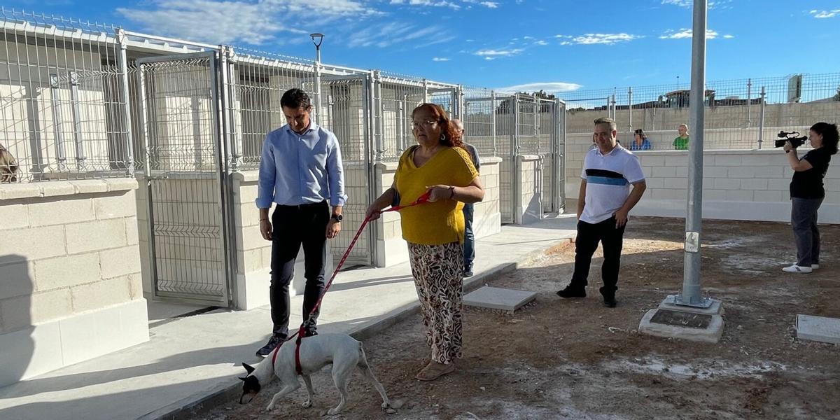 Visita del alcalde y la concejala de Protección Animal cuando se abrió la nueva zona de jaulas