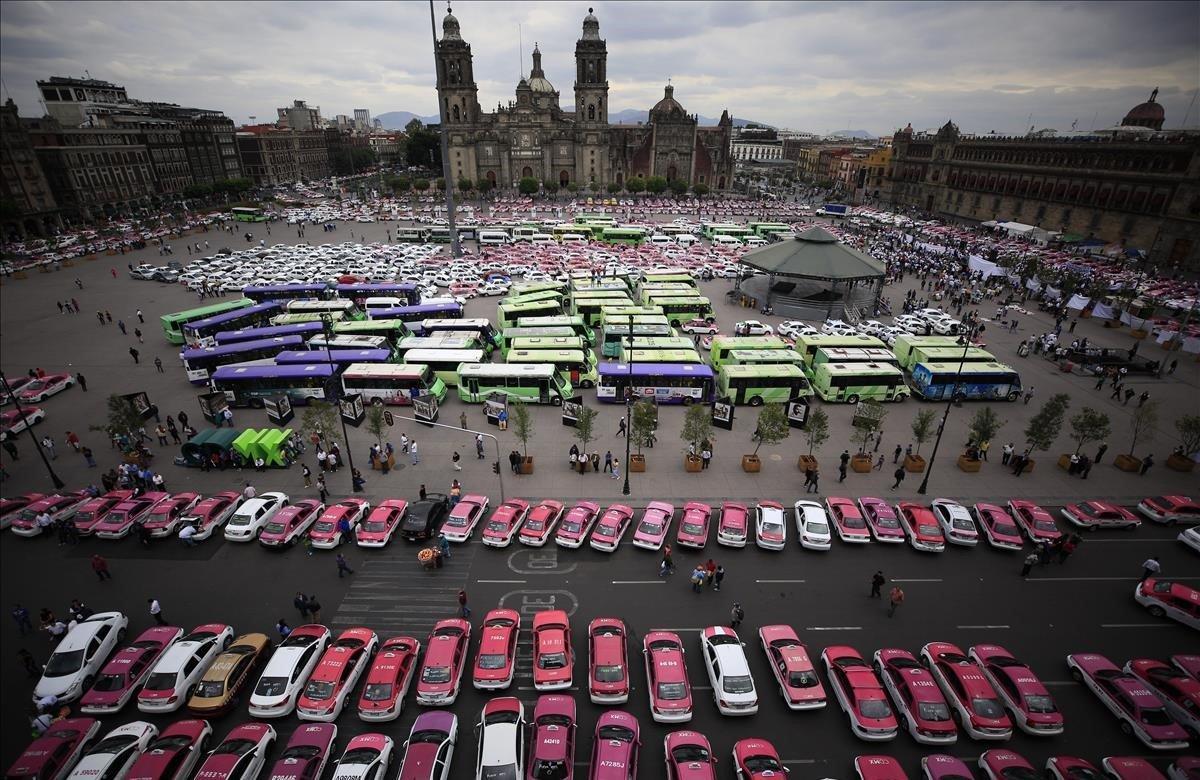 Vista de cientos de taxis estacionados en el Zócalo de la Ciudad de México (México), durante una protesta de taxistas contra las plataformas digitales como Uber y Cabify.