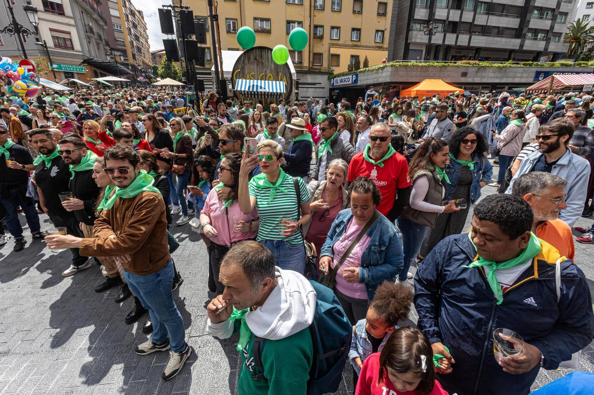EN IMÁGENES: El buen tiempo y el oviedismo maridan una preba de la sidra multitudinaria en Gascona