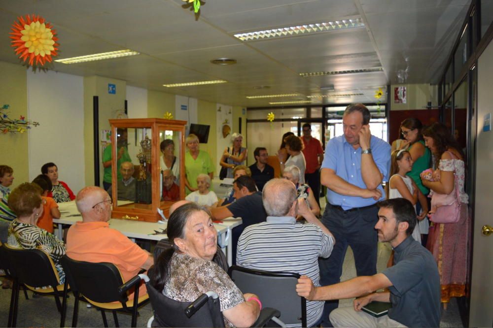 Els usuaris del Centre Dia l'Onada, amb la Mare de Déu de Queralt.