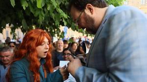 Miles de seguidores abordan a la estrella del Celsius Brandon Sanderson.