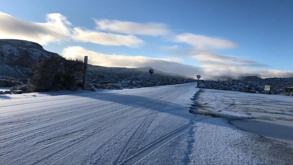 El Parque Nacional del Teide con una capa de nieve, ayer.