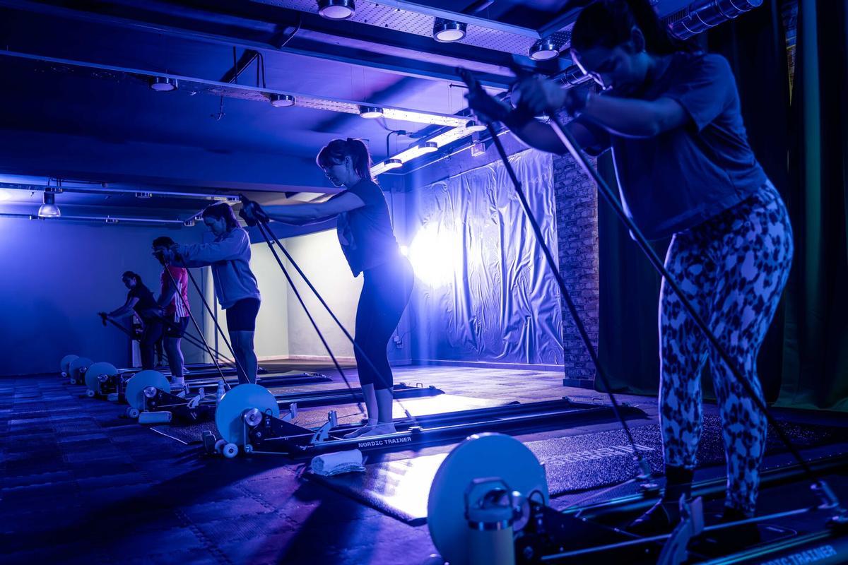 Sesión de 'nordic fitness' en Skandi, el primer estudio donde se necesitan palos de esquí.