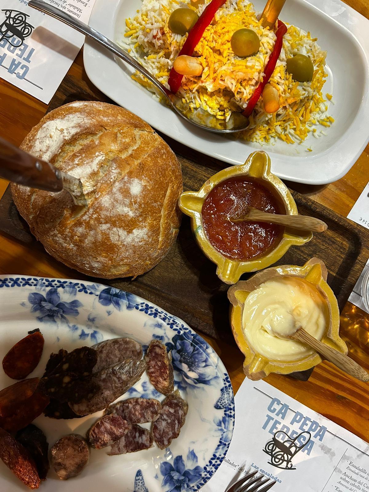 Embutidos, pan de pueblo y la ensaladilla de la "iaia"