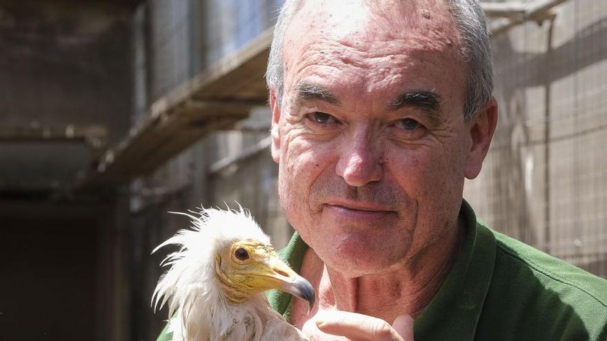 Pascual Calabuig Miranda junto a un ave en el centro de protección animal de Gran Canaria.