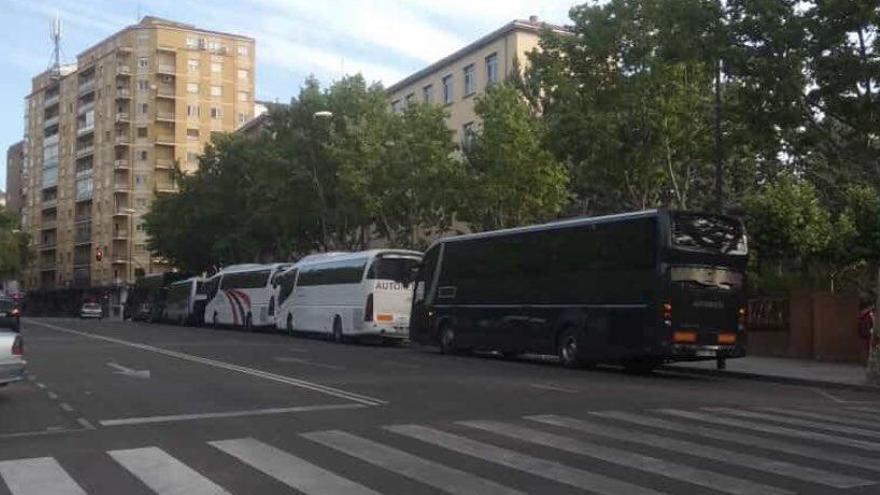 Varios de los autobuses que llevaron a los aficionados a Haro el pasado domingo