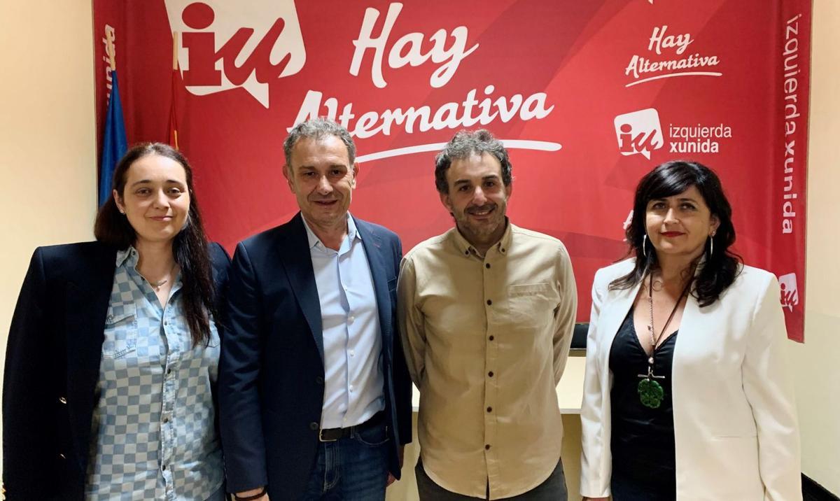 Por la izquierda, Arantza Peláez (PSOE), Jorge Suárez (PSOE), César Fidalgo (IU) y Pilar Suárez (IU), ayer, en la sede de la coalición de la calle La Cruz de Luanco, donde se firmó el pacto de gobierno.