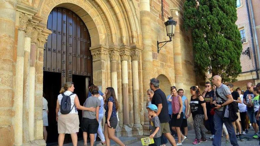 Una visita turística a la iglesia de San Juan, este verano.