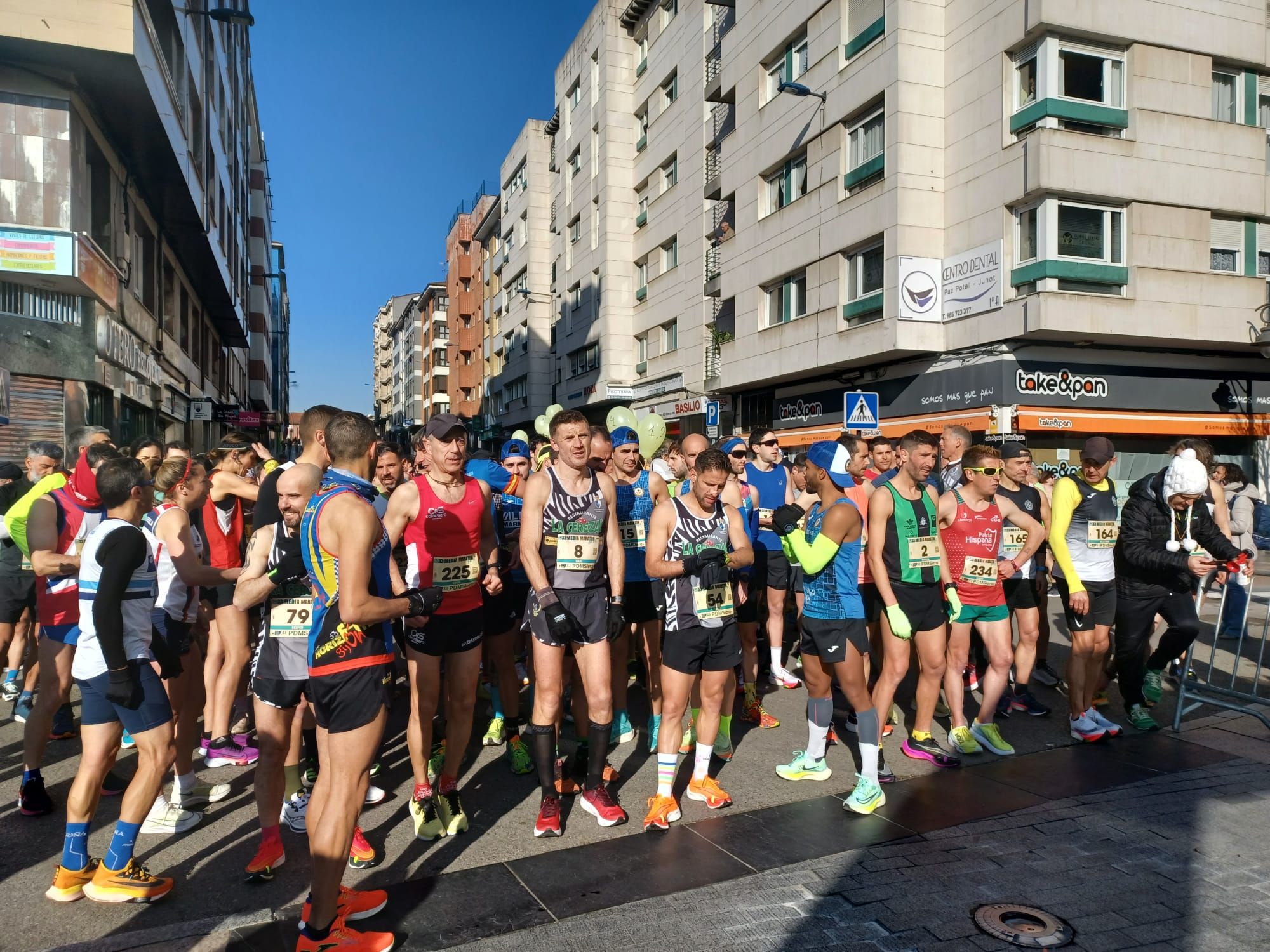 Todas las imágenes de la  XXXIII Media Maratón de Siero: así fue la gran prueba con salida en la Pola