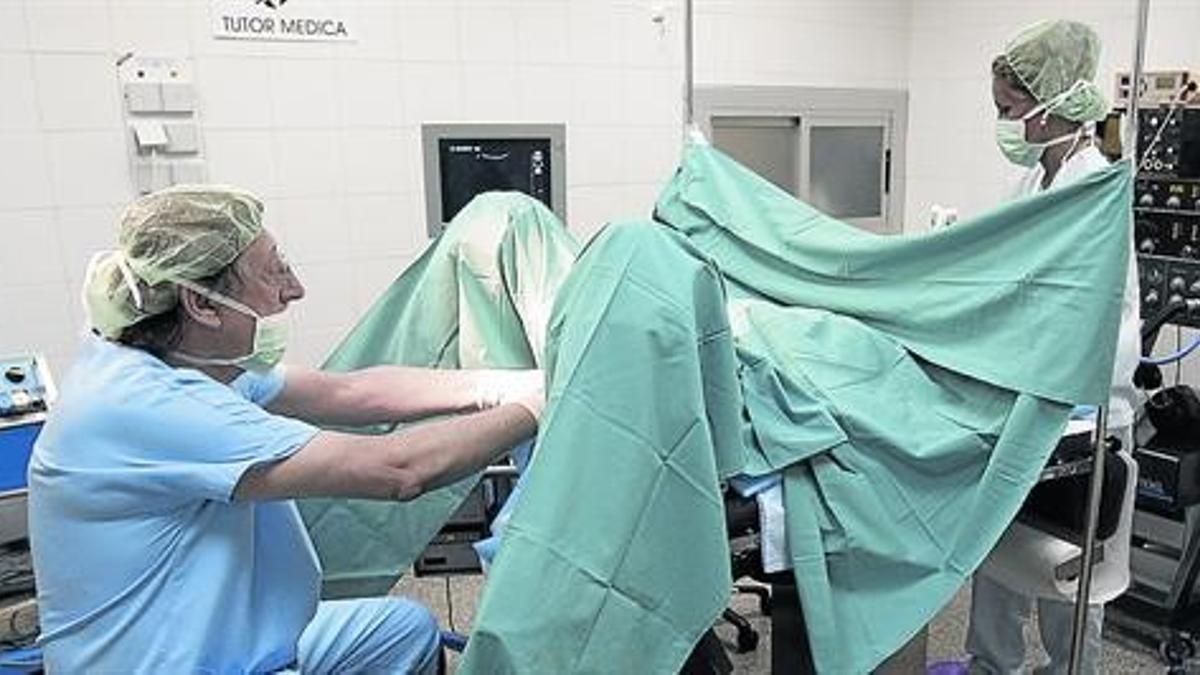 Momento de una intervención en una clínica de Barcelona autorizada para practicar abortos.