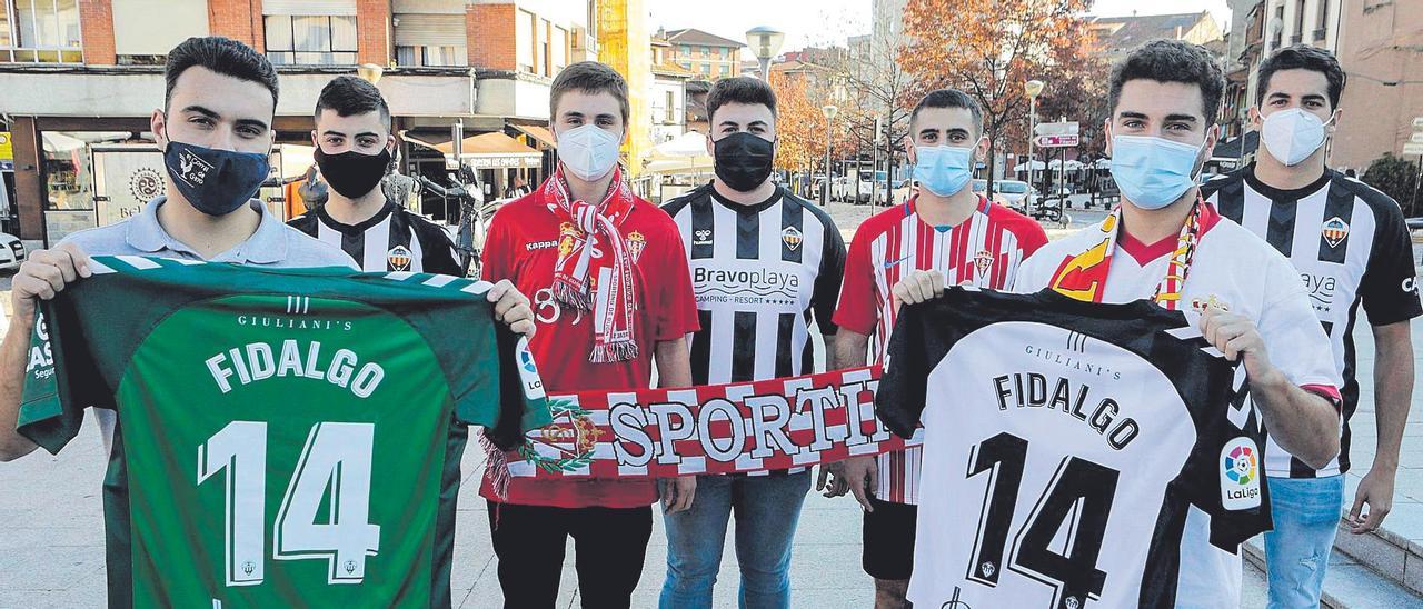 Por la izquierda, Christian Fueyo, Pablo Sánchez, Daniel Alonso, Ángel Cuétara, Andrés Díaz, Daniel Rodríguez y Alejandro Padrón, ayer en la plaza de Les Campes de Pola de Siero, con camisetas del Castellón de Fidalgo.