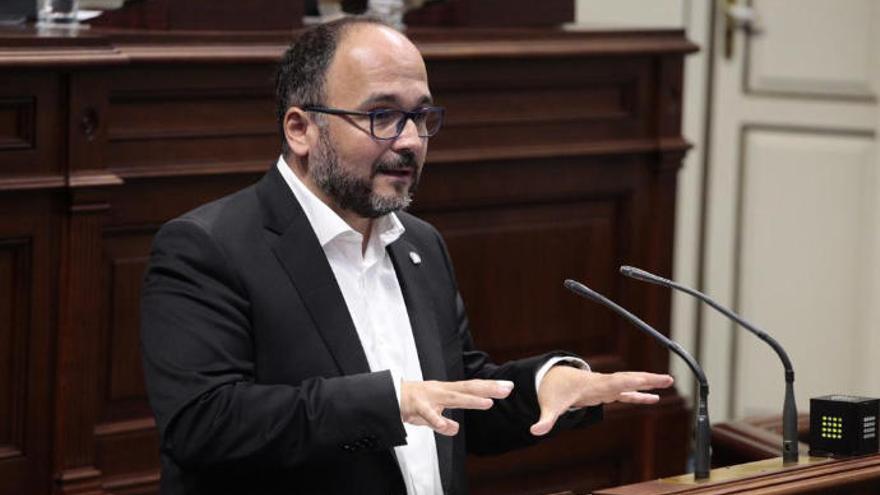 El consejero de Transición Ecológica, José Antonio Valbuena, en el pleno del Parlamento.