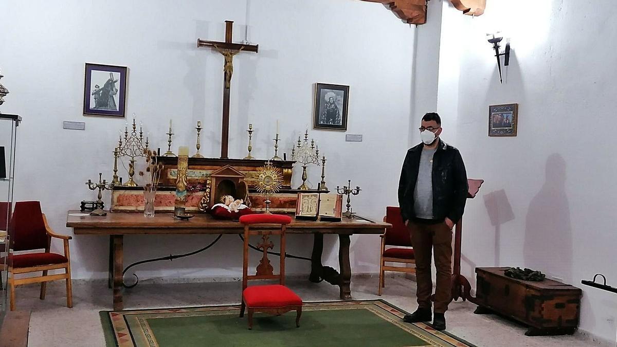 Crescencio Álvarez admira las piezas que se exhiben en la sacristía de la iglesia de Santa María de Roncesvalles y Santa  Catalina después de su musealización. | firma