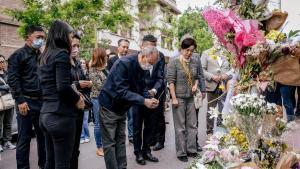 Acto en homenaje a la mujer asesinada en Esplugues con la presencia del padre de la víctima, que ha viajado desde China