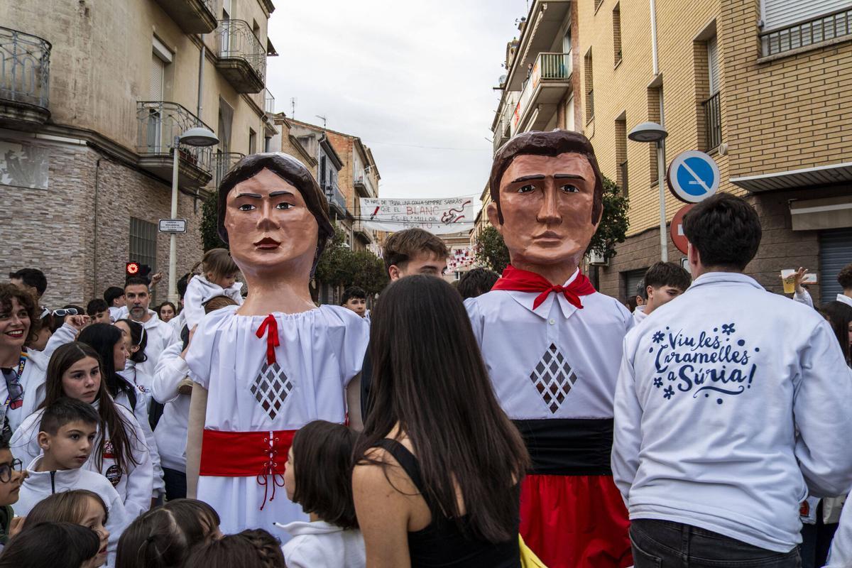 Imatges de l'estrena dels nous gegantons de l'Agrupació Sardanista de Súria, el Miquel i la Maria