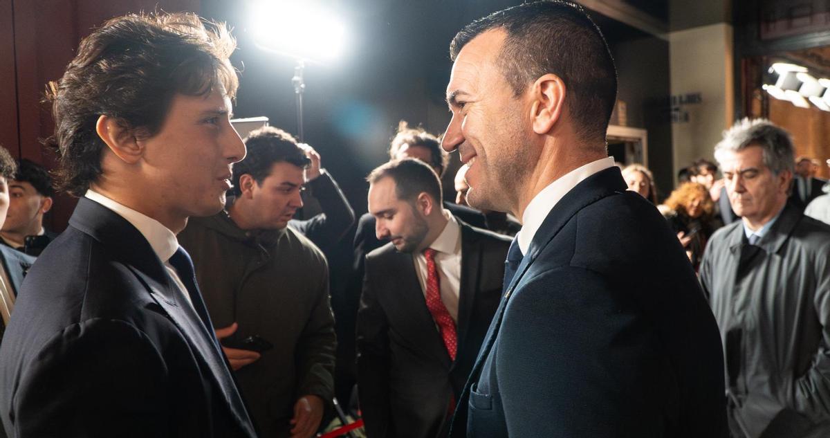 El torero Andrés Roca Rey junto al presidente de la Diputación de València, Vicent Mompó.