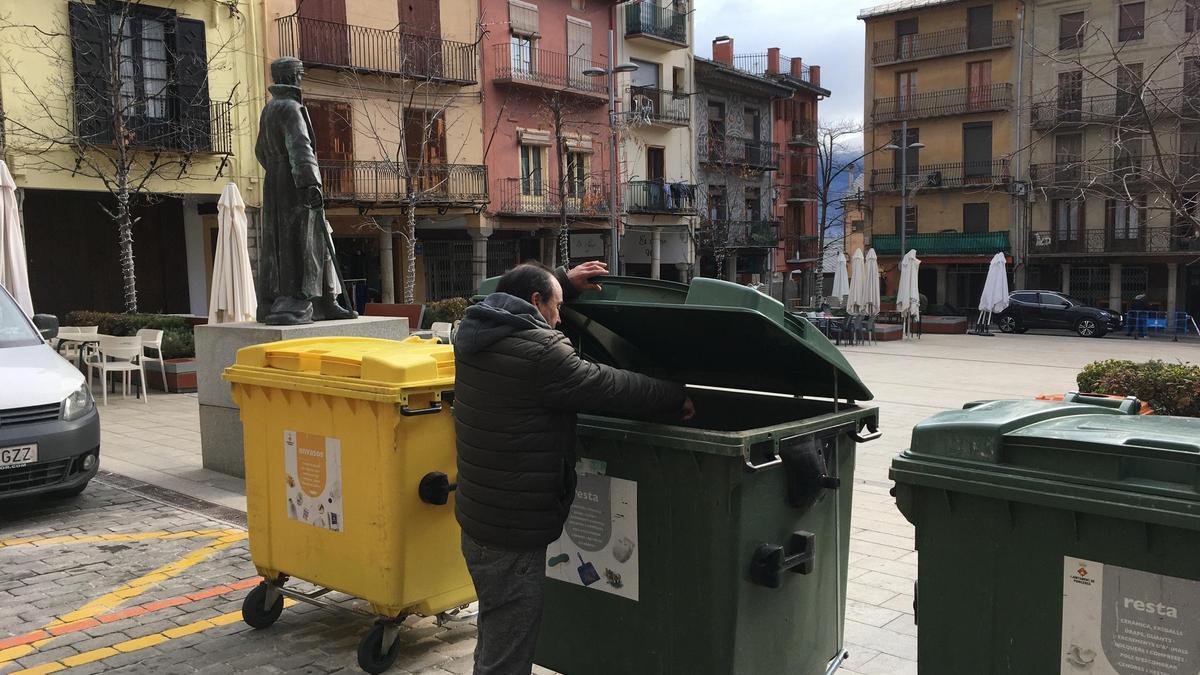 Un veí de Puigcerdà en un contenidor de la plaça Cabrinetty