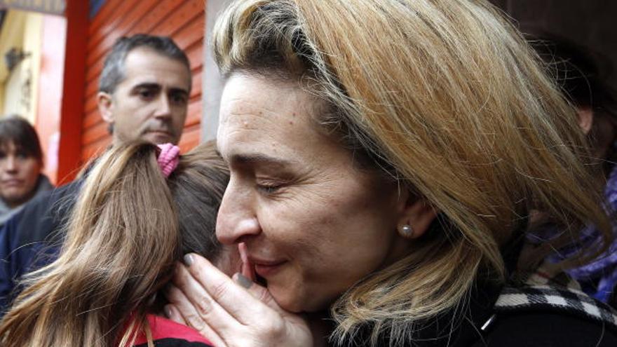 Isabel Monrós, con una de sus hijas en Alboraia.