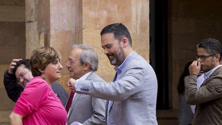 En primer término, Ana Rivas (PSOE) con Ricardo Fernández. Detrás, desde la izquierda, Luis Pacho (Cs), Wenceslao López y Gerardo Antuña.