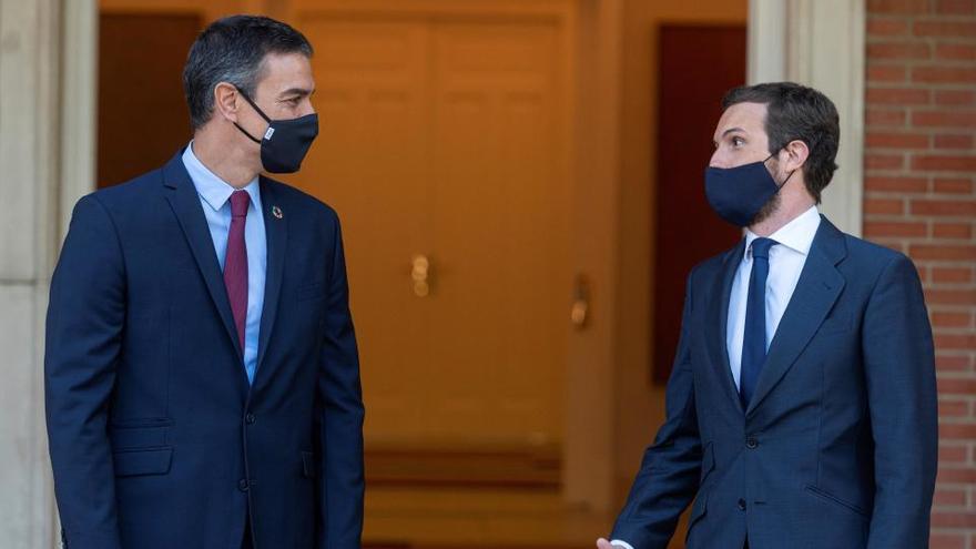 Pedro Sánchez y Pablo Casado en una reunión en Moncloa