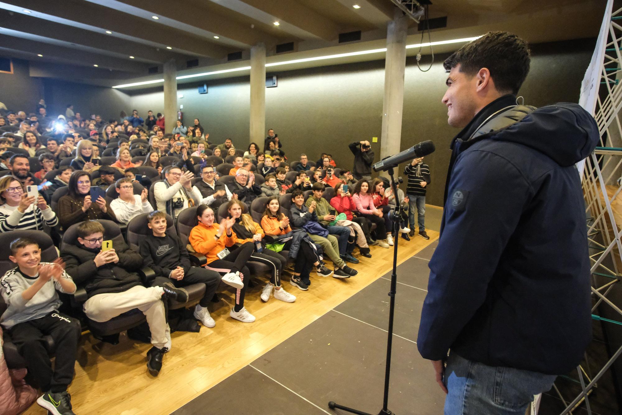 Carlos Alcaraz levanta pasiones en Villena