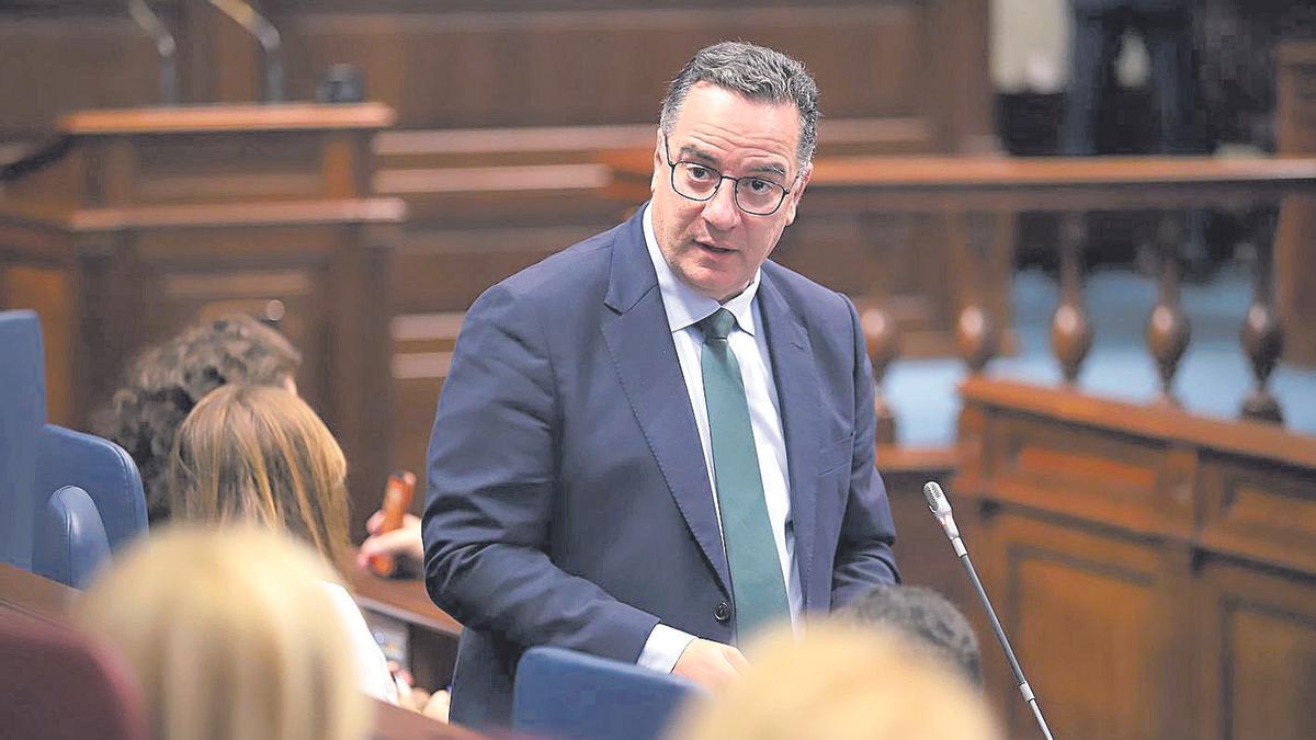El consejero de Educación, Poli Suárez, durante su intervención en el Pleno del Parlamento.
