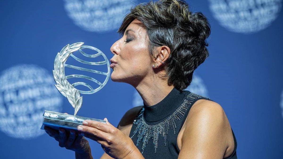 La periodista, presentadora y escritora Sonsoles Ónega ha ganado este domingo por la noche con 'Las hijas de la criada' el LXXII Premio Planeta de Novela 2023.