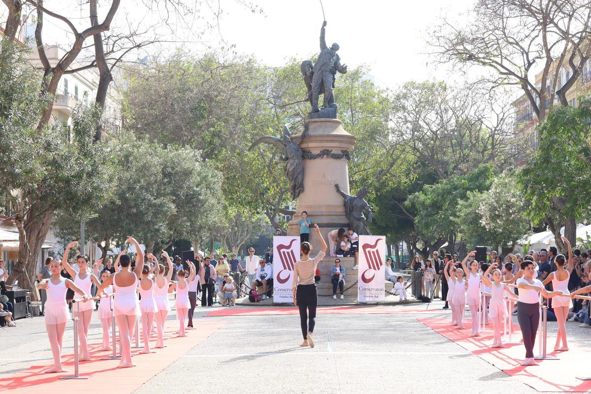 Todas las imágenes de la clase celebrada por el Convservatori de Ibiza en el Dia de la danza en Vara de Rey
