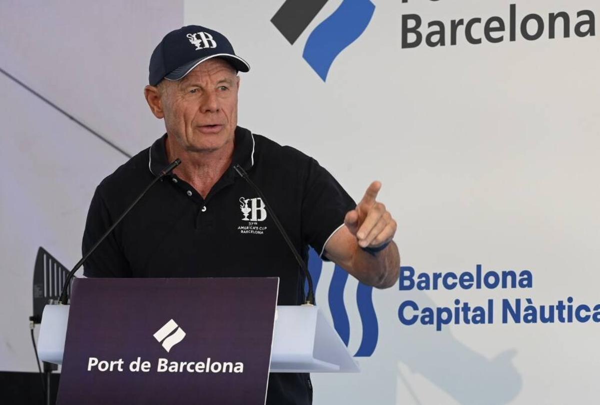 Presentación de los seis equipos de la Copa América de vela en el Salón Náutico de Barcelona, a un año de la celebración de las regatas finales. En la imagen, el director ejecutivo de la competición, Grant Dalton.
