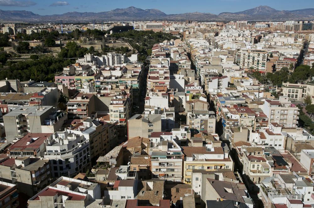 La rehabilitación del entorno de los castillos empieza con la reforestación del Tossal.