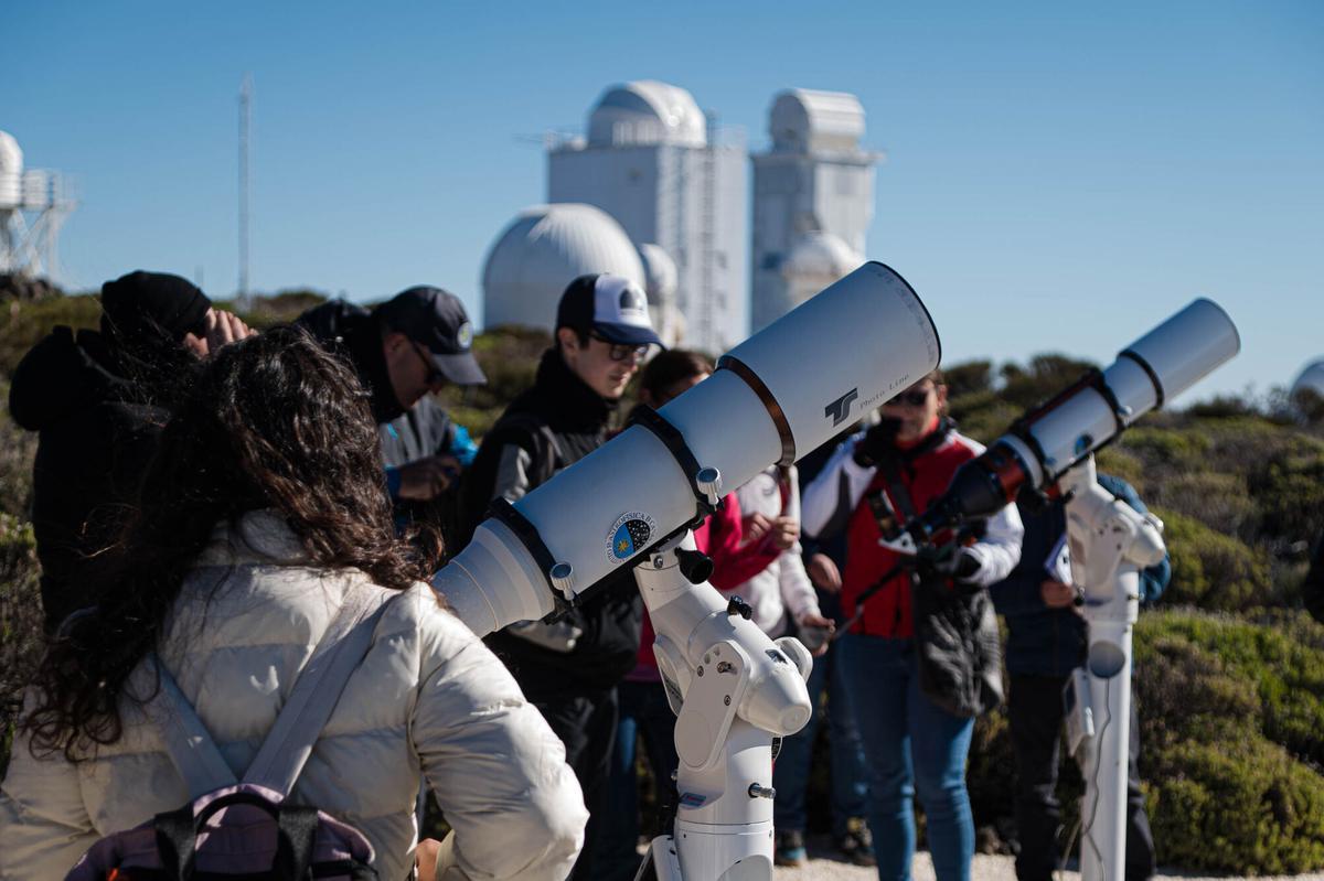 Varias personas en el Teide, durante el eclipse de 2025