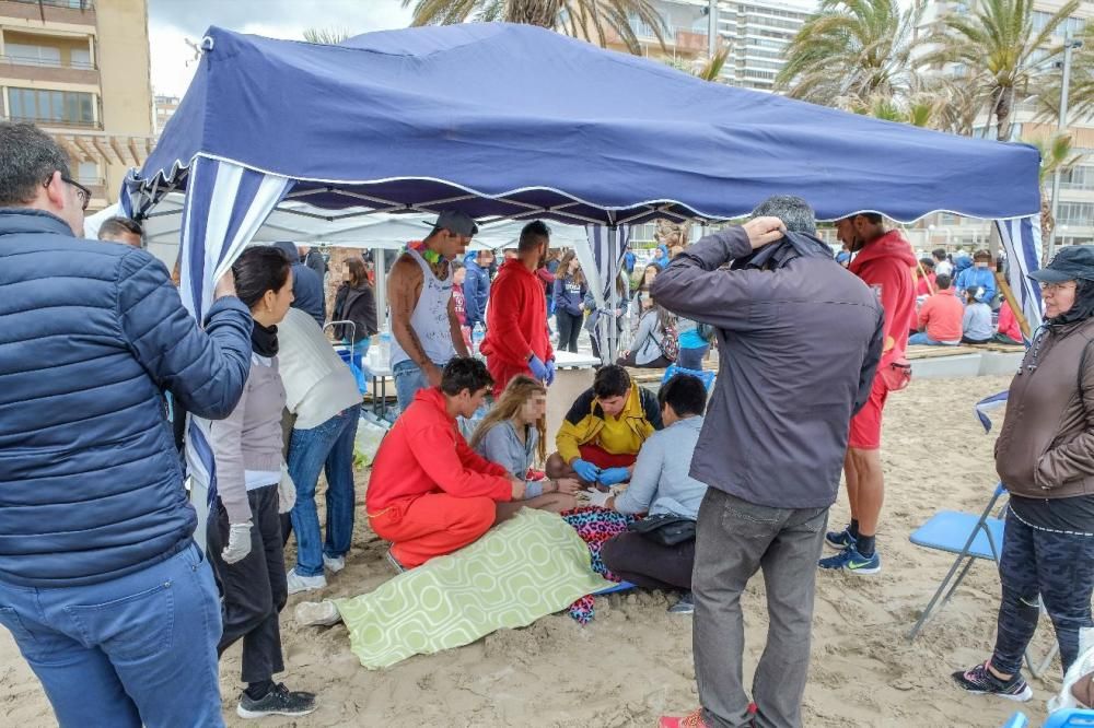 Miles de jóvenes celebran el botellón en la playa de San Juan