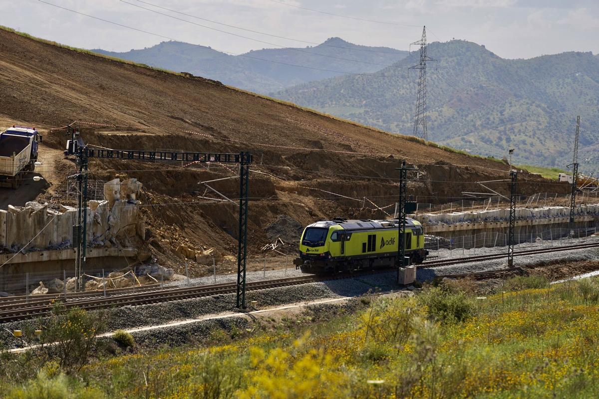 Reapertura parcial de la línea de Alta Velocidad a su paso por Álora, donde quedó sepultada por el desplazamiento de un talud de tierra