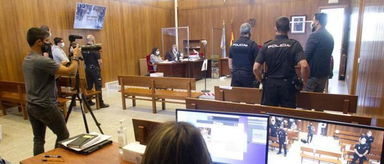 Un momento del juicio contra los acusados de unos disparos en una pedida de mano de O Porriño. |   // R.V.