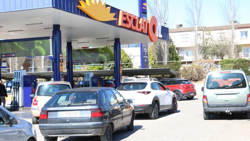 Satisfacció i desconcert entre els conductors el primer dia de descomptes als carburants: &quot;Està bé però no n&#039;hi ha prou&quot;