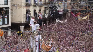 La fiesta estalla en Teruel tras la puesta bajo la lluvia del pañuelo rojo al Torico