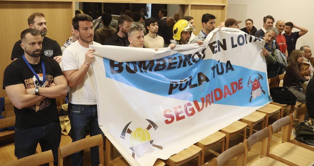 Una quincena de bomberos protestaron por la situación del parque de Pontevedra en el Pleno de ayer. | GUSTAVO SANTOS