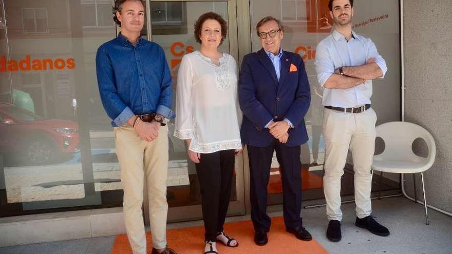 Miguel Ángel Castro, Silvia Villaverde, Goyo Revenga y Luismi Lamas, ante la nueva sede de C's. // R.V.